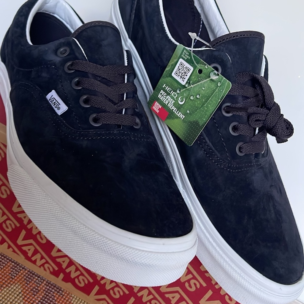 Vans WMNS Era Pig Suede Nine Iron
VN0005UEBYD
Sneakers - Picture 8 of 16
